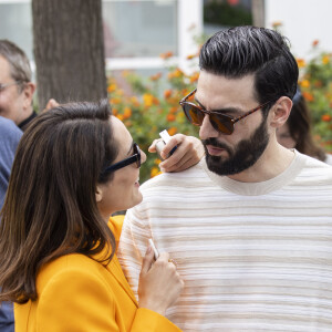 Sofia Essaïdi et son compagnon Adrien Galo s'embrassent en marge du Photocall du film "Nostalgia" lors du 75ème Festival International du Film de Cannes, le 25 mai 2022. © Cyril Moreau / Bestimage 