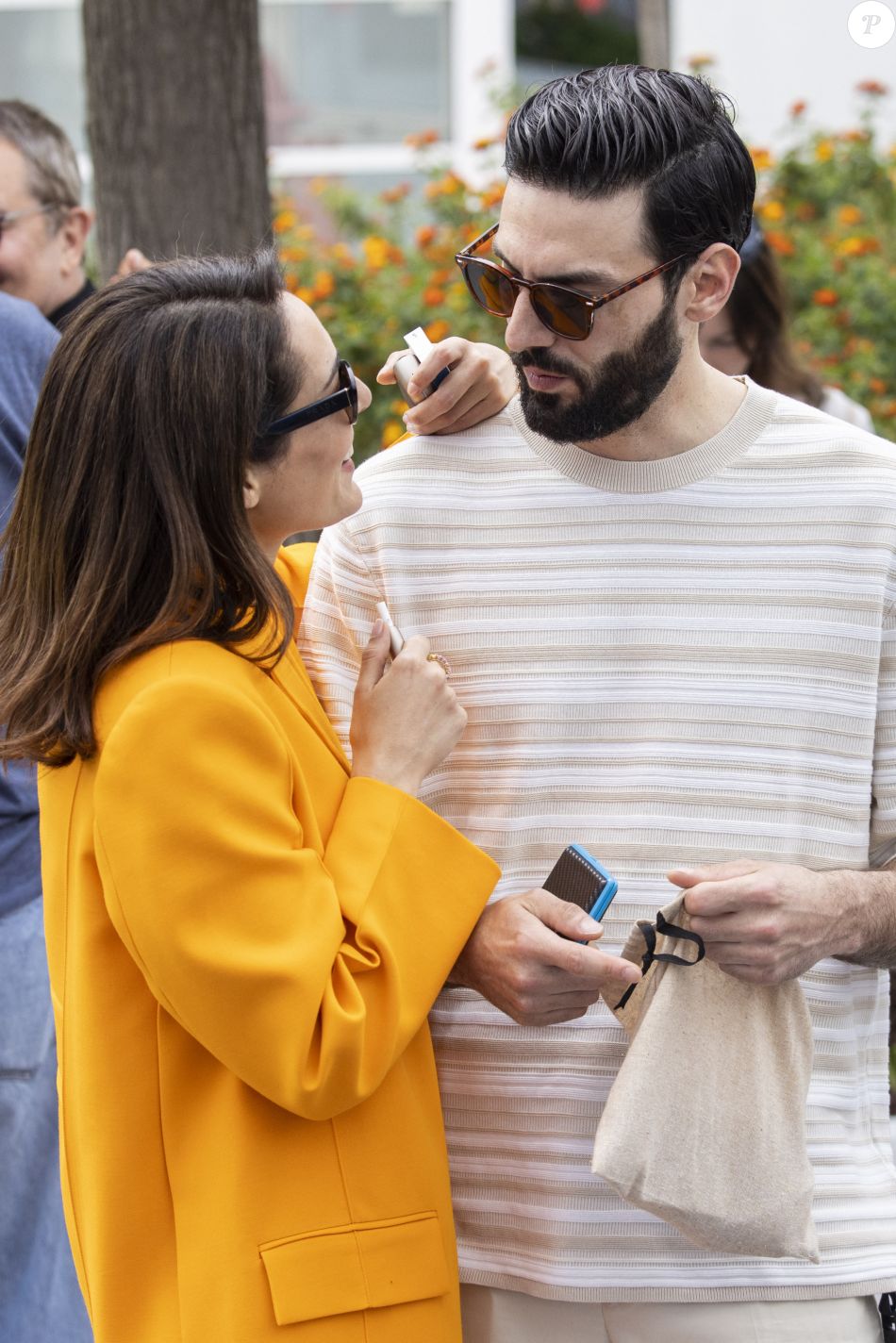 Sofia Essaïdi et son compagnon Adrien Galo s'embrassent en marge du