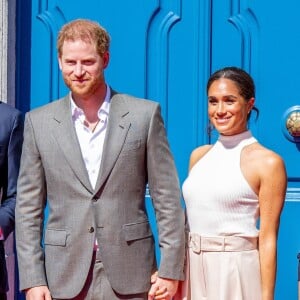 Le prince Harry et Meghan Markle à la rencontre de la foule devant le château de Windsor, suite au décès de la reine Elizabeth II d'Angleterre. Le 10 septembre 2022.