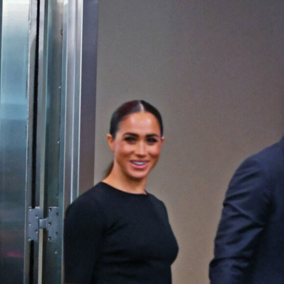 Le prince Harry et Meghan Markle à la rencontre de la foule devant le château de Windsor, suite au décès de la reine Elizabeth II d'Angleterre. Le 10 septembre 2022.