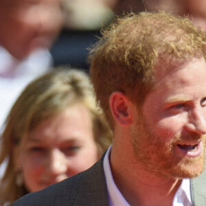 Le prince Harry et Meghan Markle à la rencontre de la foule devant le château de Windsor, suite au décès de la reine Elizabeth II d'Angleterre. Le 10 septembre 2022.