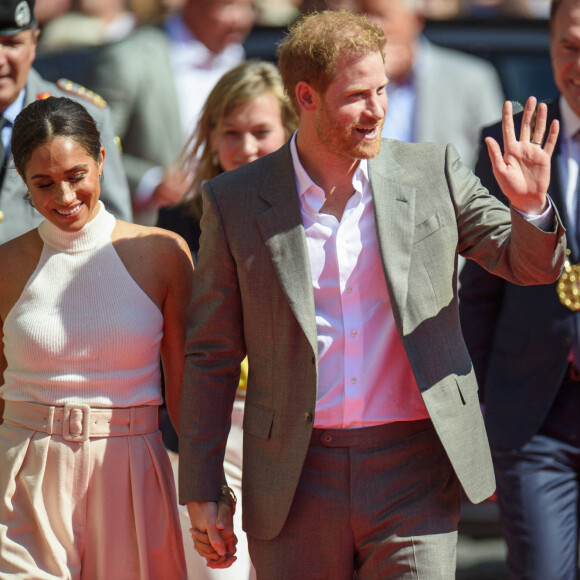 Le prince Harry et Meghan Markle à la rencontre de la foule devant le château de Windsor, suite au décès de la reine Elizabeth II d'Angleterre. Le 10 septembre 2022.