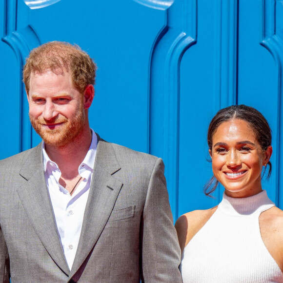 Le prince Harry et Meghan Markle à la rencontre de la foule devant le château de Windsor, suite au décès de la reine Elizabeth II d'Angleterre. Le 10 septembre 2022.