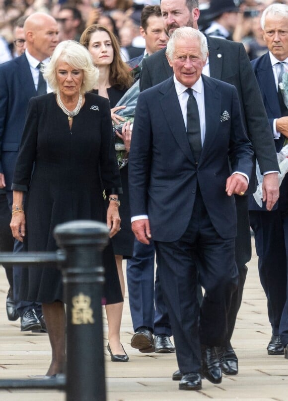 Le roi Charles III d'Angleterre et la reine consort Camilla Parker Bowles visitent le parterre de fleurs en hommage à la reine Elisabeth II, à leur arrivée au palais de Buckingham à Londres. Le 9 septembre 2022