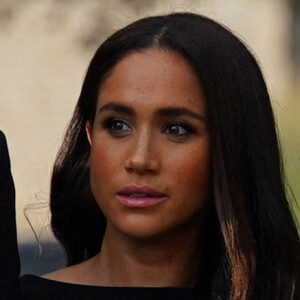 Le prince Harry, duc de Sussex et Meghan Markle, duchesse de Sussex à la rencontre de la foule devant le château de Windsor, suite au décès de la reine Elisabeth II d'Angleterre.