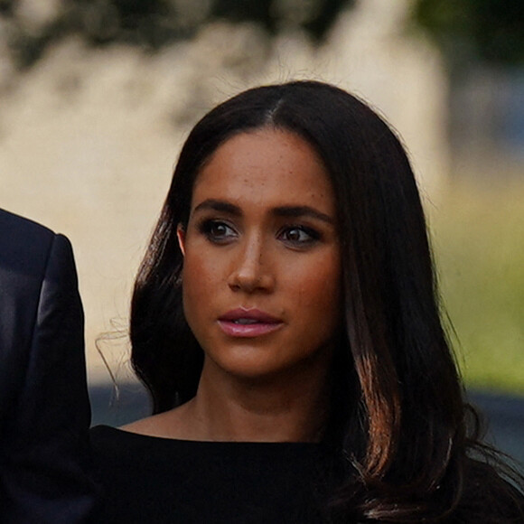 Le prince Harry, duc de Sussex et Meghan Markle, duchesse de Sussex à la rencontre de la foule devant le château de Windsor, suite au décès de la reine Elisabeth II d'Angleterre.