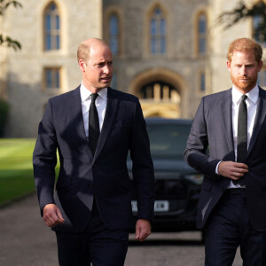 Le prince Harry et Meghan Markle à la rencontre de la foule devant le château de Windsor, suite au décès de la reine Elizabeth II d'Angleterre. Le 10 septembre 2022.