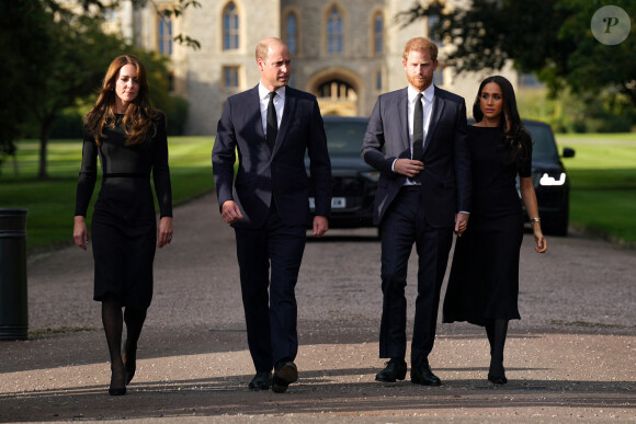 Le prince Harry et Meghan Markle à la rencontre de la foule devant le château de Windsor, suite au décès de la reine Elizabeth II d'Angleterre. Le 10 septembre 2022.