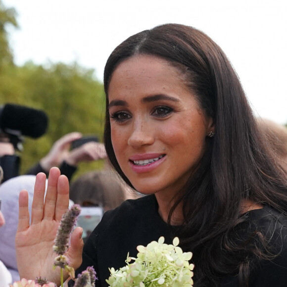 Meghan Markle, duchesse de Sussex à la rencontre de la foule devant le château de Windsor, suite au décès de la reine Elisabeth II d'Angleterre. Le 10 septembre 2022 