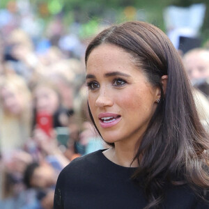 Meghan Markle, duchesse de Sussex à la rencontre de la foule devant le château de Windsor, suite au décès de la reine Elisabeth II d'Angleterre. Le 10 septembre 2022 