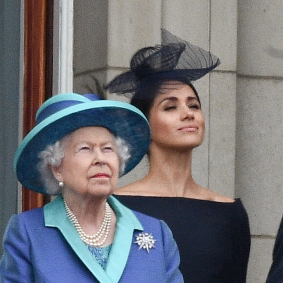 La reine Elisabeth II d'Angleterre, Meghan Markle, duchesse de Sussex (habillée en Dior Haute Couture par Maria Grazia Chiuri) - La famille royale d'Angleterre lors de la parade aérienne de la RAF pour le centième anniversaire au palais de Buckingham à Londres. Le 10 juillet 2018 
