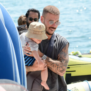 Matt Pokora (M. Pokora) profite de la plage du Martinez et de la navette du palace, avec sa compagne Christina Milian et leur fille Isaiah, pour fuir la foule et se réfugier sur les îles au large de Cannes. Le 22 juillet 2020