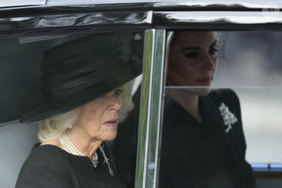 La reine consort Camilla Parker Bowles et Kate Middleton - Pprocession cérémonielle du cercueil de la reine Elizabeth II du palais de Buckingham à Westminster Hall à Londres. Le 14 septembre 2022.