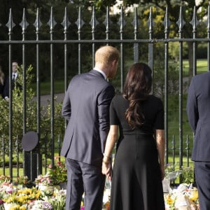 Le prince William, Kate Middleton, le prince Harry et Meghan Markle à la rencontre de la foule devant le château de Windsor, suite au décès de la reine Elizabeth II d'Angleterre. Le 10 septembre 2022.