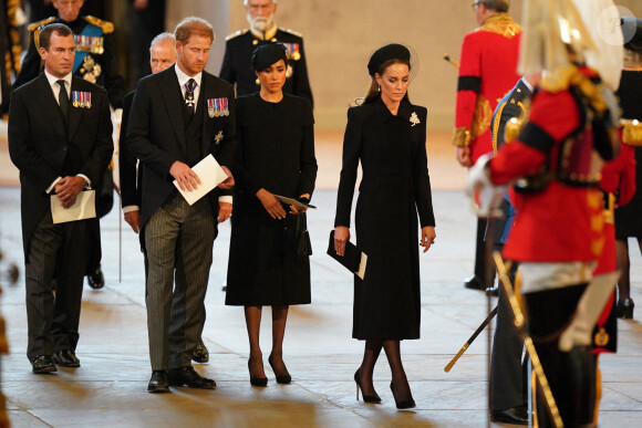 Peter Phillips, le prince Harry, son épouse Meghan Markle et Kate Middleton vont saluer le cercueil de la reine Elizabeth II avant de quitter Westminster Hall, mercredi 14 septembre à Londres. Photo by Jacob King/PA Photos/ABACAPRESS.COM