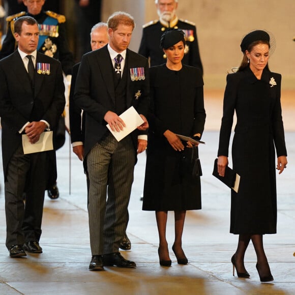 Peter Phillips, le prince Harry, son épouse Meghan Markle et Kate Middleton vont saluer le cercueil de la reine Elizabeth II avant de quitter Westminster Hall, mercredi 14 septembre à Londres. Photo by Jacob King/PA Photos/ABACAPRESS.COM