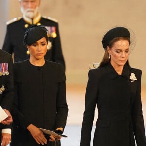 Le prince Harry, duc de Sussex, son épouse Meghan Markle, Duchesse de Sussex et Kate Middleton, princesse de Galles, vont saluer le cercueil de la reine Elizabeth II avant de quitter Westminster Hall, à Londres. Photo credit should read: Jacob King/PA Wire