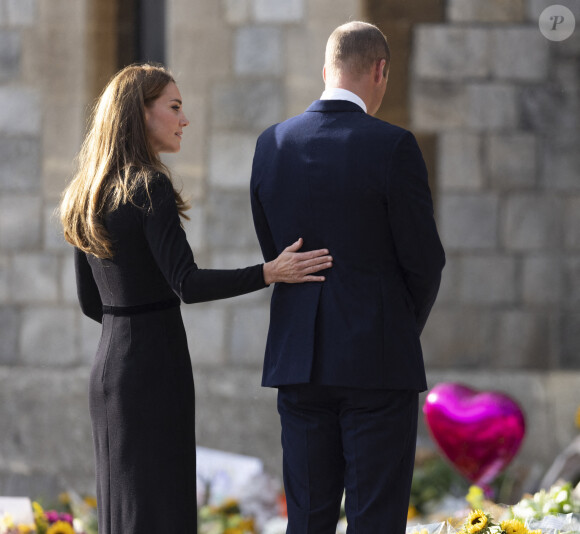 Le prince de Galles William, la princesse de Galles Kate Catherine Middleton à la rencontre de la foule devant le château de Windsor, suite au décès de la reine Elisabeth II d'Angleterre. Le 10 septembre 2022.