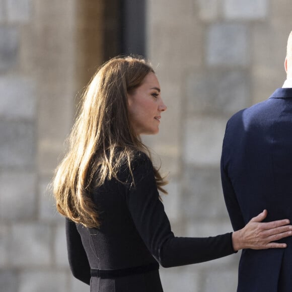 Le prince de Galles William, la princesse de Galles Kate Catherine Middleton à la rencontre de la foule devant le château de Windsor, suite au décès de la reine Elisabeth II d'Angleterre. Le 10 septembre 2022.