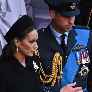 Le prince William, prince de Galles, et Catherine (Kate) Middleton, princesse de Galles - Sortie - Procession cérémonielle du cercueil de la reine Elisabeth II du palais de Buckingham à Westminster Hall à Londres, où les Britanniques et les touristes du monde entier pourront lui rendre hommage jusqu'à ses obsèques prévues le 19 septembre 2022. Le 14 septembre 2022.