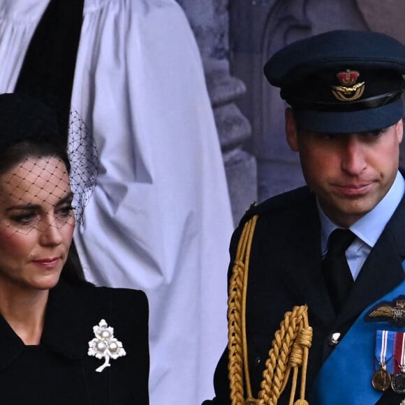 Le prince William, prince de Galles, et Catherine (Kate) Middleton, princesse de Galles - Sortie - Procession cérémonielle du cercueil de la reine Elisabeth II du palais de Buckingham à Westminster Hall à Londres, où les Britanniques et les touristes du monde entier pourront lui rendre hommage jusqu'à ses obsèques prévues le 19 septembre 2022. Le 14 septembre 2022.