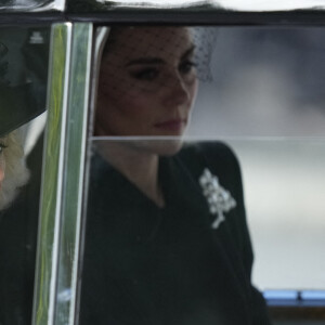 La reine consort Camilla Parker Bowles et Kate Catherine Middleton, princesse de Galles - La famille royale d'Angleterre à son arrivée à la procession cérémonielle du cercueil de la reine Elisabeth II du palais de Buckingham à Westminster Hall à Londres. Le 14 septembre 2022