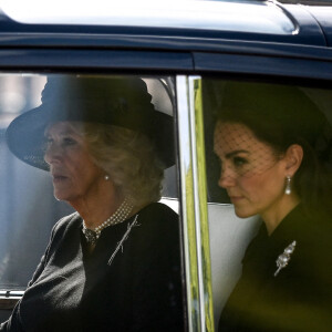 Camilla Parker Bowles, reine consort d'Angleterre et Catherine (Kate) Middleton, princesse de Galles - Procession cérémonielle du cercueil de la reine Elisabeth II du palais de Buckingham à Westminster Hall à Londres, Royaume Uni, le 14 septembre 2022.