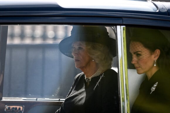 Camilla Parker Bowles, reine consort d'Angleterre et Catherine (Kate) Middleton, princesse de Galles - Procession cérémonielle du cercueil de la reine Elisabeth II du palais de Buckingham à Westminster Hall à Londres, Royaume Uni, le 14 septembre 2022.