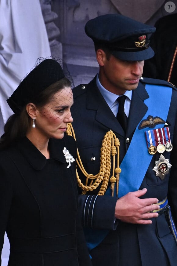 Le prince William, prince de Galles, et Catherine (Kate) Middleton, princesse de Galles - Sortie - Procession cérémonielle du cercueil de la reine Elisabeth II du palais de Buckingham à Westminster Hall à Londres.