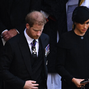 Le prince Harry, duc de Sussex et Meghan Markle, duchesse de Sussex - Sortie - Procession cérémonielle du cercueil de la reine Elisabeth II du palais de Buckingham à Westminster Hall à Londres, où les Britanniques et les touristes du monde entier pourront lui rendre hommage jusqu'à ses obsèques prévues le 19 septembre 2022. Le 14 septembre 2022.