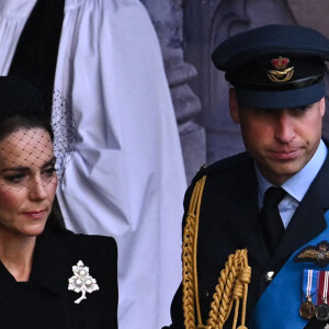 Le prince William, prince de Galles, et Catherine (Kate) Middleton, princesse de Galles - Sortie - Procession cérémonielle du cercueil de la reine Elisabeth II du palais de Buckingham à Westminster Hall à Londres, où les Britanniques et les touristes du monde entier pourront lui rendre hommage jusqu'à ses obsèques prévues le 19 septembre 2022. Le 14 septembre 2022.