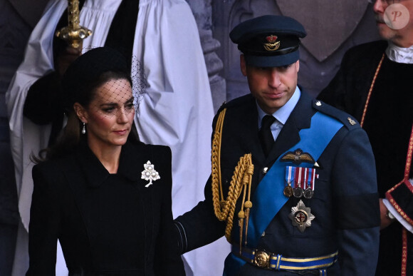 Le prince William, prince de Galles, et Catherine (Kate) Middleton, princesse de Galles - Sortie - Procession cérémonielle du cercueil de la reine Elisabeth II du palais de Buckingham à Westminster Hall à Londres, où les Britanniques et les touristes du monde entier pourront lui rendre hommage jusqu'à ses obsèques prévues le 19 septembre 2022. Le 14 septembre 2022.