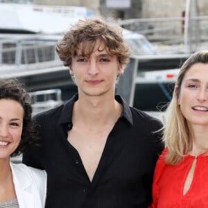 Ilona Bachelier, Vassili Schneider, Julie Gayet - Photocall de "L'histoire d'Annette Zelman" - 24e édition du Festival de la Fiction TV de La Rochelle. Le 14 septembre 2022. © Patrick Bernard / Bestimage