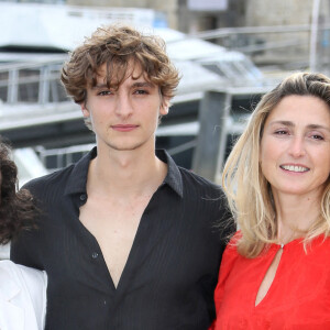 Ilona Bachelier, Vassili Schneider, Julie Gayet - Photocall de "L'histoire d'Annette Zelman" - 24e édition du Festival de la Fiction TV de La Rochelle. Le 14 septembre 2022. © Patrick Bernard / Bestimage