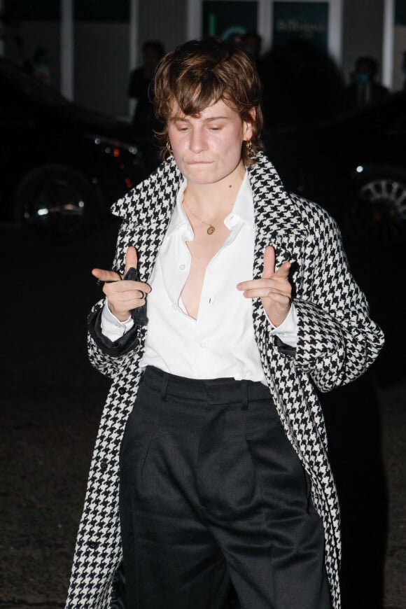 Christine and the Queens - Défilé de mode prêt-à-porter printemps-été 2021 "AMI Alexandre Mattiussi" sur le Pont de Sully à Paris. Le 3 octobre 2020. © Veeren Ramsamy-Christophe Clovis / Bestimage