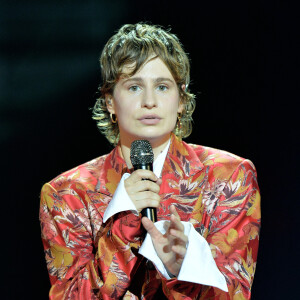 Christine and the Queens - Défilé de mode prêt-à-porter printemps-été 2021 "AMI Alexandre Mattiussi" sur le Pont de Sully à Paris. Le 3 octobre 2020. © Veeren Ramsamy-Christophe Clovis / Bestimage