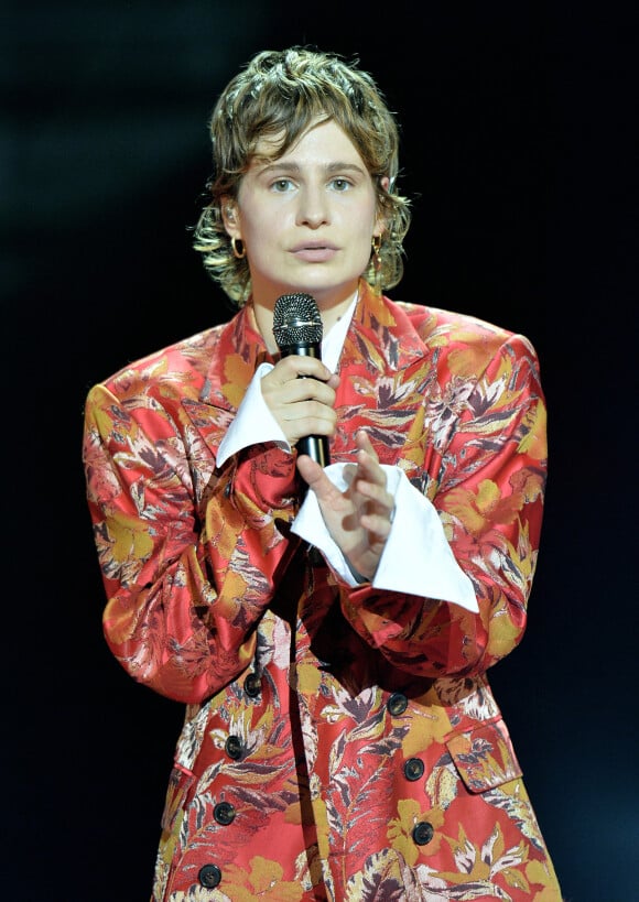 Christine and the Queens - Défilé de mode prêt-à-porter printemps-été 2021 "AMI Alexandre Mattiussi" sur le Pont de Sully à Paris. Le 3 octobre 2020. © Veeren Ramsamy-Christophe Clovis / Bestimage