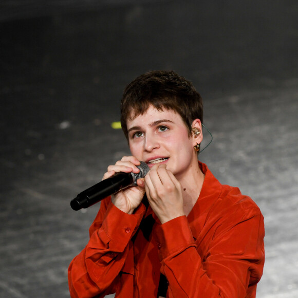 Christine and the Queens - Défilé de mode prêt-à-porter printemps-été 2021 "AMI Alexandre Mattiussi" sur le Pont de Sully à Paris. Le 3 octobre 2020. © Veeren Ramsamy-Christophe Clovis / Bestimage