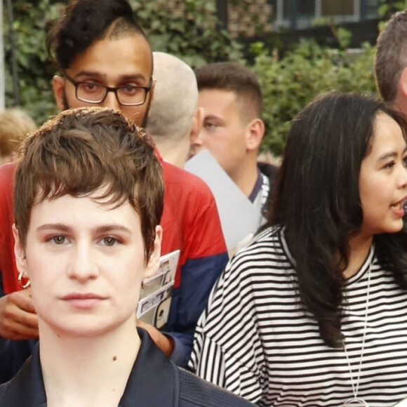 Christine and the Queens - Défilé de mode prêt-à-porter printemps-été 2021 "AMI Alexandre Mattiussi" sur le Pont de Sully à Paris. Le 3 octobre 2020. © Veeren Ramsamy-Christophe Clovis / Bestimage