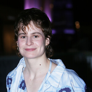 Christine and the Queens - Défilé de mode prêt-à-porter printemps-été 2021 "AMI Alexandre Mattiussi" sur le Pont de Sully à Paris. Le 3 octobre 2020. © Veeren Ramsamy-Christophe Clovis / Bestimage