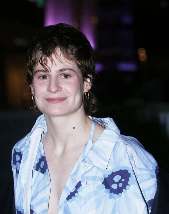 Christine and the Queens - Défilé de mode prêt-à-porter printemps-été 2021 "AMI Alexandre Mattiussi" sur le Pont de Sully à Paris. Le 3 octobre 2020. © Veeren Ramsamy-Christophe Clovis / Bestimage