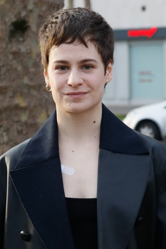 Christine and the Queens - Défilé de mode prêt-à-porter printemps-été 2021 "AMI Alexandre Mattiussi" sur le Pont de Sully à Paris. Le 3 octobre 2020. © Veeren Ramsamy-Christophe Clovis / Bestimage