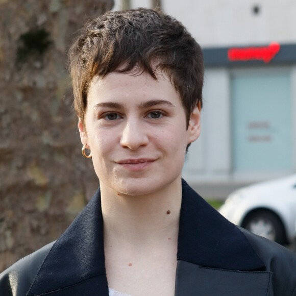 Christine and the Queens - Défilé de mode prêt-à-porter printemps-été 2021 "AMI Alexandre Mattiussi" sur le Pont de Sully à Paris. Le 3 octobre 2020. © Veeren Ramsamy-Christophe Clovis / Bestimage