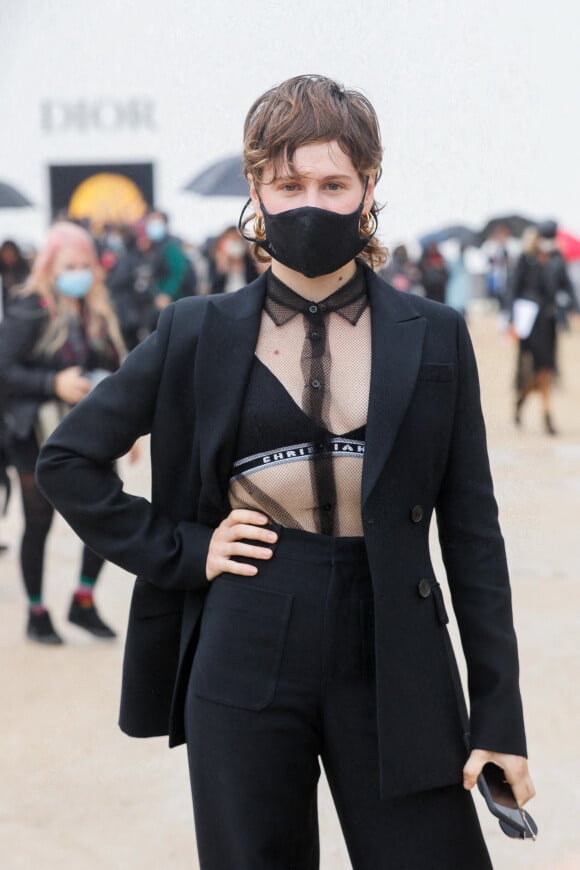 Christine and the Queens - Défilé de mode prêt-à-porter printemps-été 2021 "AMI Alexandre Mattiussi" sur le Pont de Sully à Paris. Le 3 octobre 2020. © Veeren Ramsamy-Christophe Clovis / Bestimage