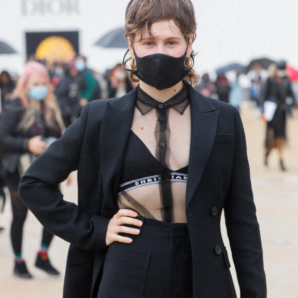 Christine and the Queens - Défilé de mode prêt-à-porter printemps-été 2021 "AMI Alexandre Mattiussi" sur le Pont de Sully à Paris. Le 3 octobre 2020. © Veeren Ramsamy-Christophe Clovis / Bestimage