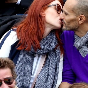 Audrey Fleurot et son compagnon Djibril Glissant dans les tribunes des internationaux de France de Roland Garros à Paris le 4 juin 2016. © Moreau - Jacovides / Bestimage