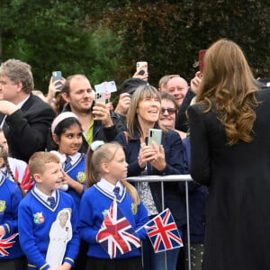 Comme son illustre prédécesseure Lady Diana, Catherine - Kate - Middleton, princesse de Galles, a fait preuve d'une grande bienveillance lorsqu'elle est allée à la rencontre du public avec son époux le prince William, aux portes de Sandringham House à Norfolk, Royaume Uni, le 15 septembre 2022, après la mort de la reine Elisabeth II.