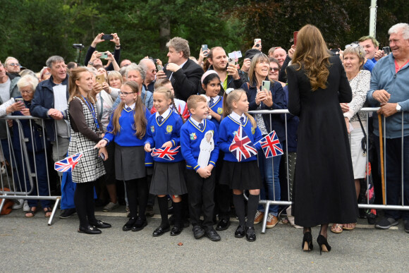 Comme son illustre prédécesseure Lady Diana, Catherine - Kate - Middleton, princesse de Galles, a fait preuve d'une grande bienveillance lorsqu'elle est allée à la rencontre du public avec son époux le prince William, aux portes de Sandringham House à Norfolk, Royaume Uni, le 15 septembre 2022, après la mort de la reine Elisabeth II.