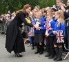 Catherine - Kate - Middleton, princesse de Galles a demandé à une fillette de déposer avec elle ses cadeaux à la mémoire de la reine Elizabeth II, aux portes de Sandringham House à Norfolk, Royaume Uni, le 15 septembre 2022.