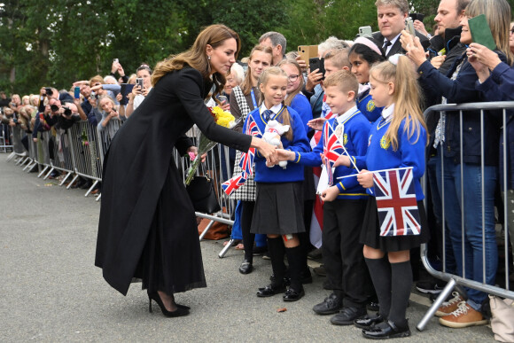Catherine - Kate - Middleton, princesse de Galles a demandé à une fillette de déposer avec elle ses cadeaux à la mémoire de la reine Elizabeth II, aux portes de Sandringham House à Norfolk, Royaume Uni, le 15 septembre 2022.
